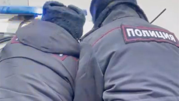 Появилось видео жесткого задержания школьницы полицейскими в Петербурге