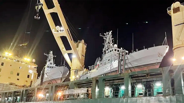 Американское судно с катерами для Украины вошло в Черное море