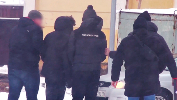 ФСБ показала видео задержания подростка, готовившего нападение в Казани