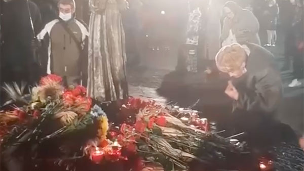 Пенсионер съел еду с мемориала в честь «голодомора» в Киеве