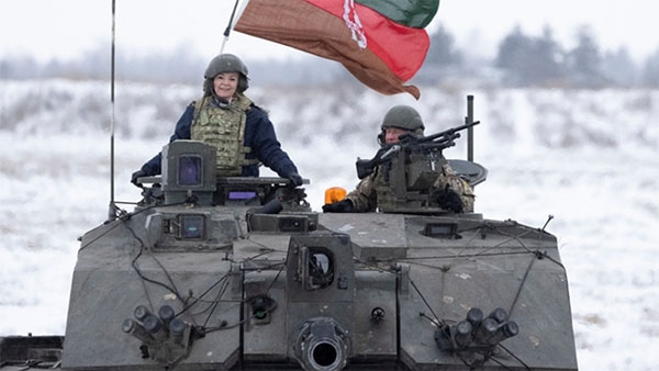 Британцы высмеяли поездку главы МИД на танке в Эстонии