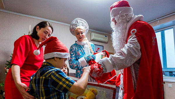 Онищенко поддержал обязательную вакцинацию Дедов Морозов и Снегурочек