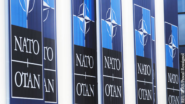 Песков: НАТО постепенно подминает под себя Украину