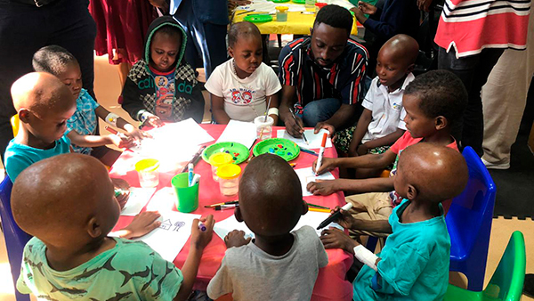 Российскую ракету решили украсить рисунками детей с онкологией из Замбии