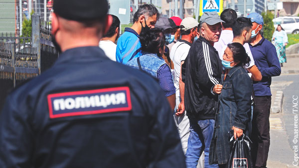 Почти 400 мигрантам запретили въезд в Россию на 40 лет