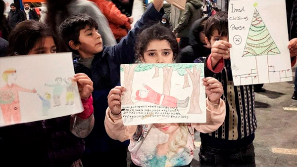 Дети мигрантов нарисовали умирающего в лесу Санту
