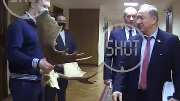 Депутаты ЛДПР подарили Рашкину «рога от Жириновского»