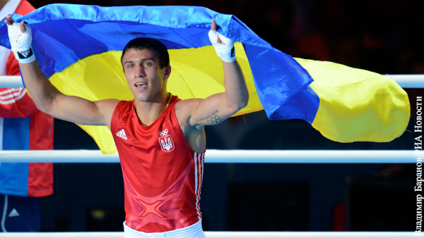 Украинский боксер Ломаченко отправил золотые медали в Россию