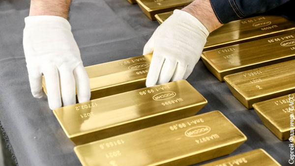 Экономика: Почему мир скупает золото при сильном долларе 