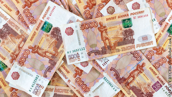 На нашедшего пакет с миллионом рублей мигранта могут завести дело в Петербурге