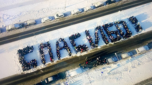 Активисты флешмобом поздравили врачей в Коммунарке с наступающим Новым годом