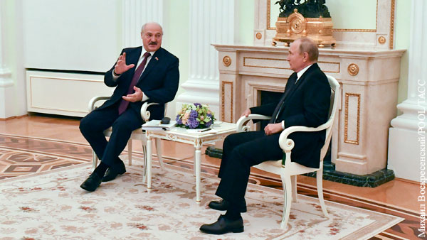 Лукашенко подарил Путину корзину с белорусскими продуктами и бокалы