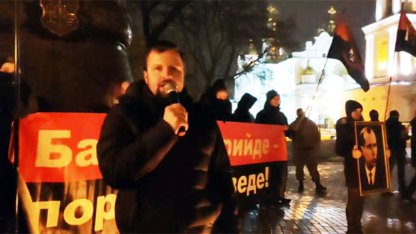 В Полтаве бендеровцы сожгли российский флаг