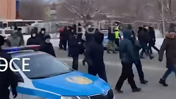 Митингующие в Казахстане не стали расходиться и потребовали встречи с президентом