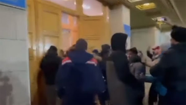 Протестующие в Казахстане попытались ворваться в здание областной администрации