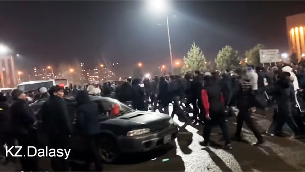 Столкновения демонстрантов с полицией произошли в центре Алма-Аты