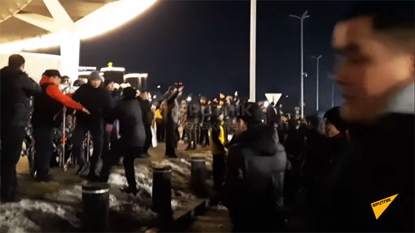 Толпа избила полицейского в центре Алма-Аты