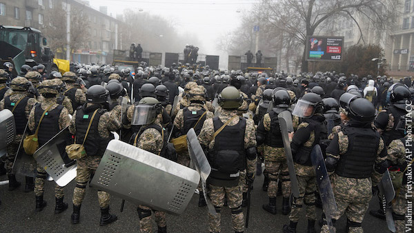 В центре Алма-Аты возобновились столкновения протестующих с полицией