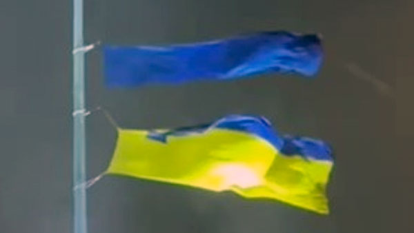 Флаг Украины порвало ветром напополам  в Харькове