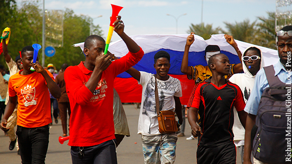 Жители Мали устроили многотысячный митинг в поддержку России
