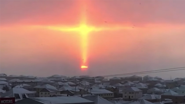 В небе над Кузбассом увидели гигантский сияющий крест