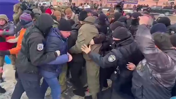 Полиция Киева и сторонники Порошенко подрались из-за бочки для костра