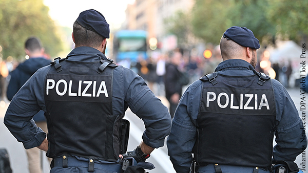 Итальянские полицейские высказали недовольство розовыми масками