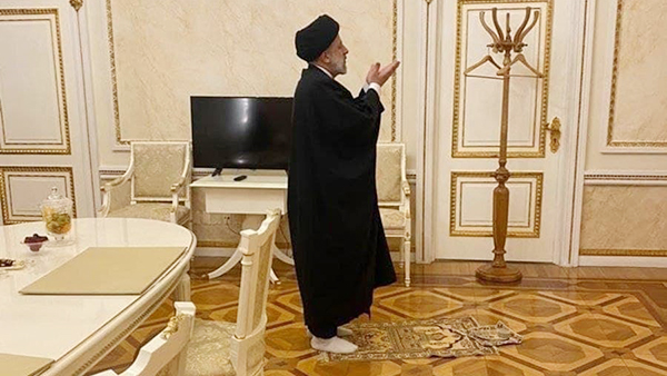 Президент Ирана Раиси совершил намаз в Кремле