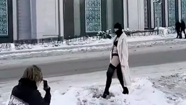 После откровенной фотосессии у мечети в Москве предъявили обвинения трем участникам