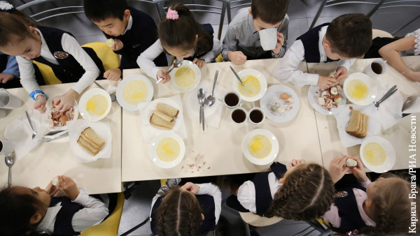 Россия решила выделить 2 млн долларов для горячего питания учеников в Таджикистане