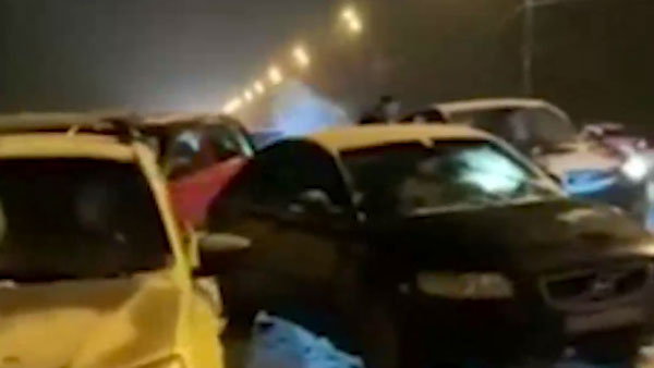 В Москве из-за снегопада произошла крупная автоавария