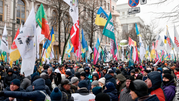 В Киеве митингующие попытались прорваться в Верховную раду