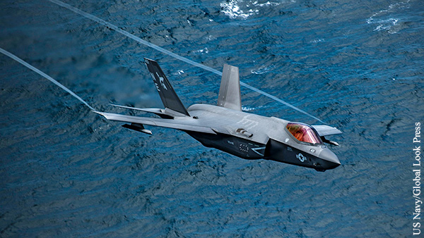 Опубликовано фото упавшего на воду с американского авианосца истребителя F-35C