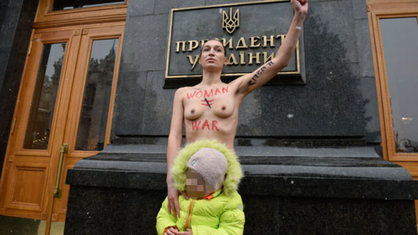 У офиса президента Украины полуголая женщина устроила акцию протеста
