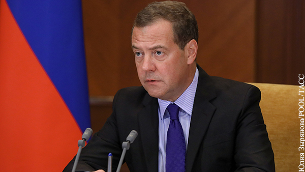 Медведев объяснил отсутствие локдауна на фоне «омикрона»