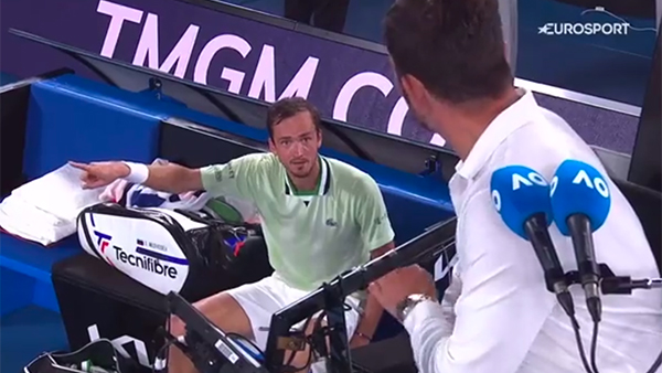 Теннисист Медведев накричал на судью полуфинала Australian Open