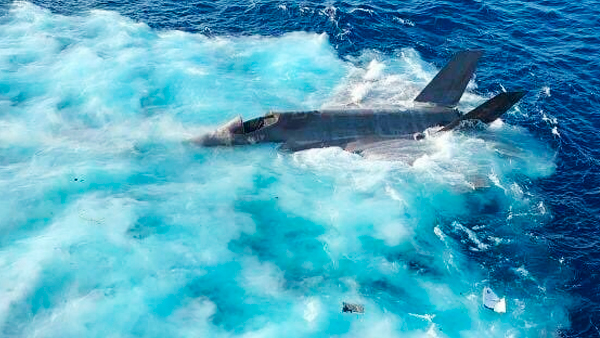 Появилось видео закончившейся падением в море посадки F-35C на авианосец