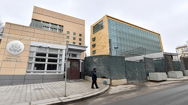 Посольство США пыталось помочь уехать ранившей сожителя в России американке