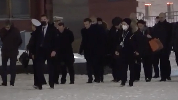 Появилось видео прогулки Макрона по Красной площади после переговоров с Путиным