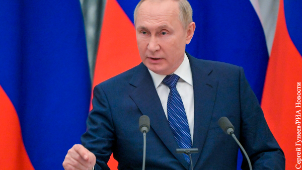 Путин: Отказываться от углеводородов пока рано