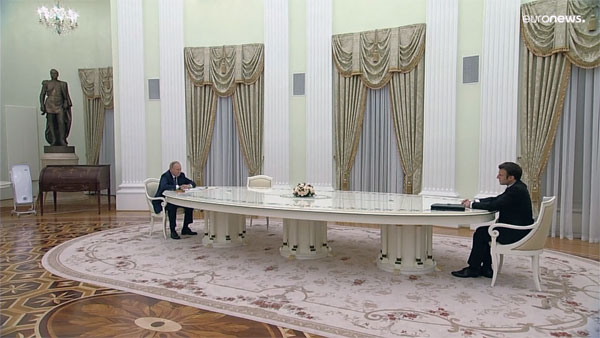 Стало известно об отказе Макрона сдать ПЦР-тест перед встречей с Путиным