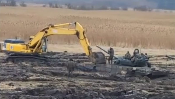 Застрявшие в промерзлой земле российские танки пришлось откапывать экскаватором