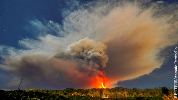 Вулкан Этна пробудился на Сицилии и начал извергать пепел