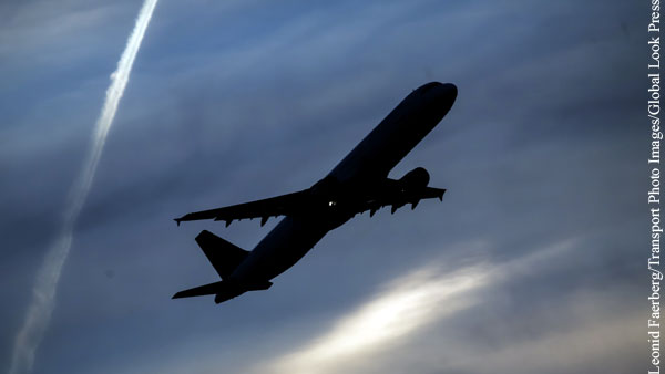 Самолет Air Moldova написал «Расслабьтесь» в небе у границы с Украиной