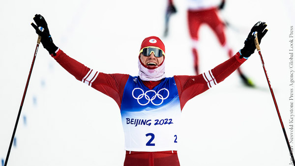  Российский лыжник Большунов завоевал золото в масс-старте