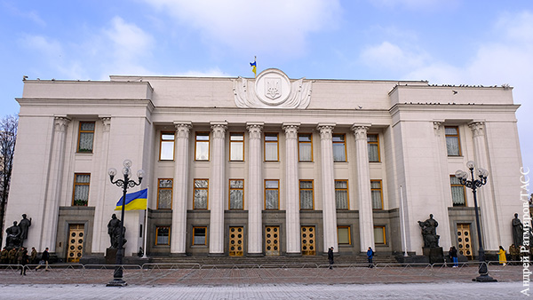 Западные СМИ сообщили о звуках стрельбы у правительственного квартала в Киеве
