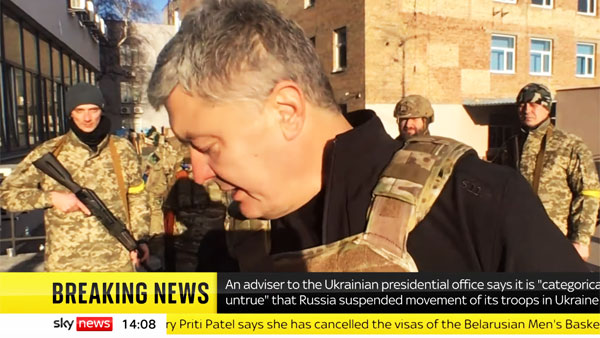 Пока Порошенко угрожал России, у украинского военного выпал магазин из автомата