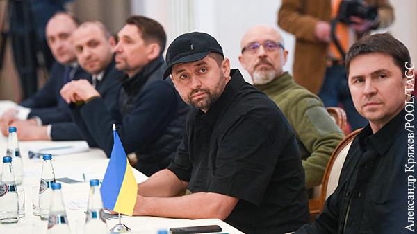 Член делегации Украины сел за стол переговоров в кепке 