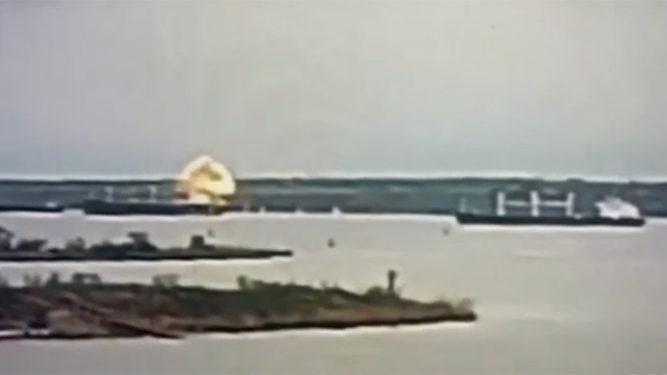 В теплоход в порту украинского Николаева попала ракета