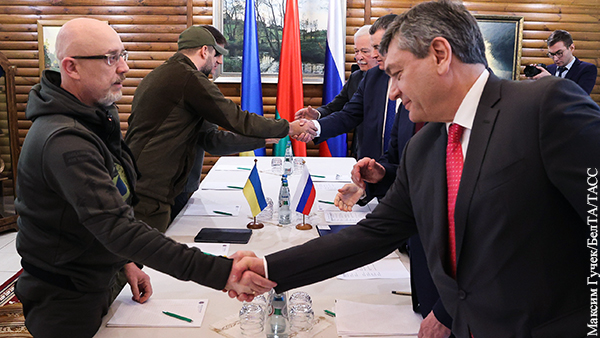 Россия и Украина договорились о гуманитарных коридорах для эвакуации мирного населения